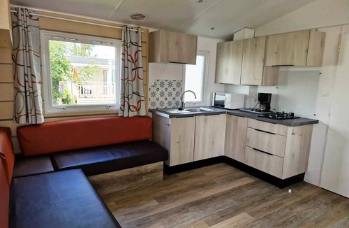Balleroy House | Titania 2-Bedroom Mobile Home - 32 m² + semi-covered patio, sleeps 5