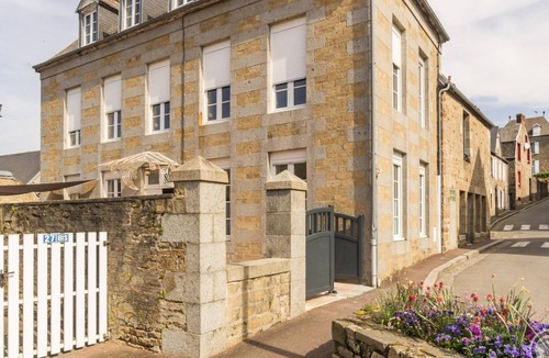 Villedieu-les-Poeles Cottage | Townhouse in the historic centre