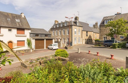Villedieu-les-Poeles Cottage | Townhouse in the historic centre