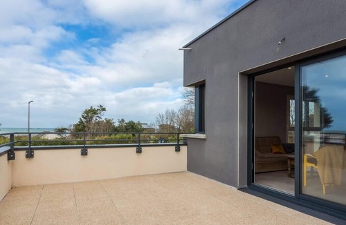 Saint-Come-de-Fresne Apartment | Tribord, apartment with terrace and sea view, parking