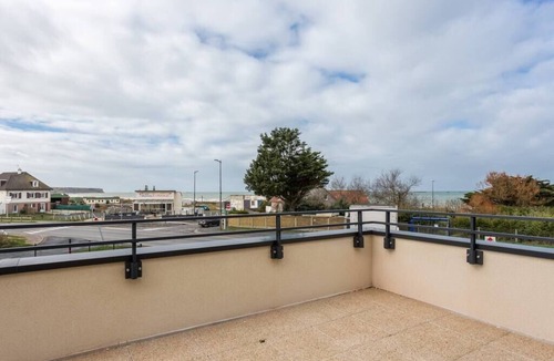 Saint-Come-de-Fresne Apartment | Tribord, apartment with terrace and sea view, parking