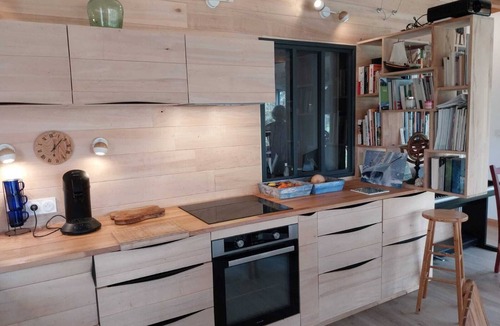 Ploemel House | Ty'Belvie Warm wooden house