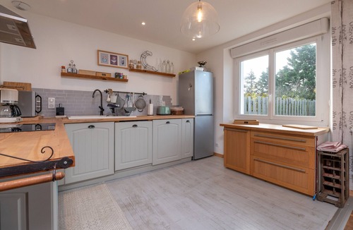 Quiberon House | Ty Eole Comfortable Holiday Home 10p with Private Terrace, Garden & Wi-Fi
