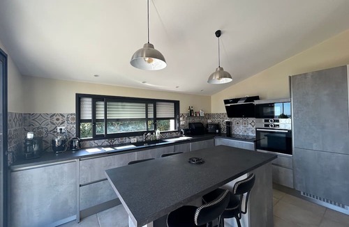 Sarzeau House | Ty Killy Holiday Home – Exceptional Sea View, 1-Min Walk to Beach, Sleeps 6–8