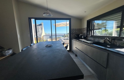 Sarzeau House | Ty Killy Holiday Home – Exceptional Sea View, 1-Min Walk to Beach, Sleeps 6–8