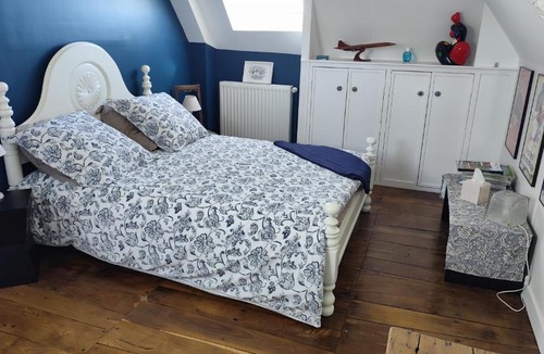 Erdeven House | Ty Maen - Étage avec chambre, coin salon, toilettes et salle de bain