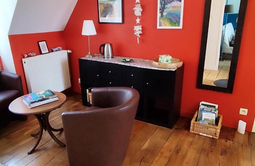 Erdeven House | Ty Maen - Étage avec chambre, coin salon, toilettes et salle de bain