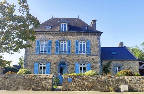 Erdeven House | Ty Maen - Étage avec chambre, coin salon, toilettes et salle de bain