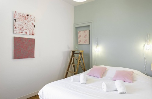 Centre Apartment | Ty Paradis - One Bedroom Apartment, Sleeps 4