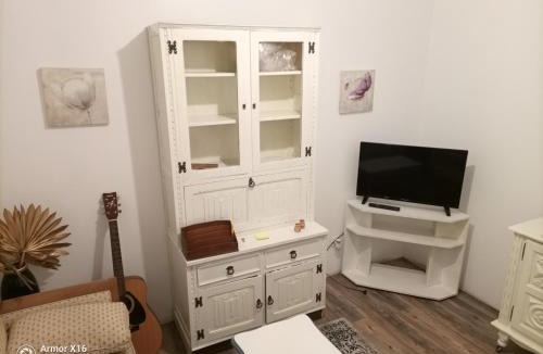 Saint-Hilaire-du-Harcouet Apartment | Une habitation spartiate