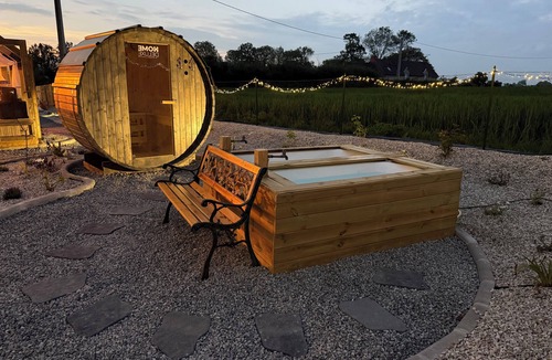 Terre-et-Marais Cottage | Unusual glass roof with jacuzzi & sauna | Marais du Cotentin