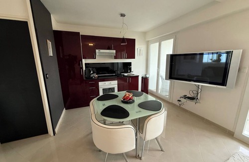 Courseulles-sur-Mer Apartment | VAELLOO studio opposite marina 200 m from the beach