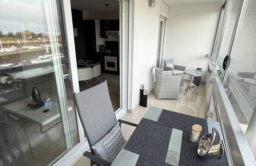 Courseulles-sur-Mer Apartment | VAELLOO studio opposite marina 200 m from the beach