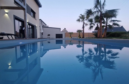 Bretteville-sur-Ay Villa | Villa With Swimming Pool and Jacuzzi 50 Meters From the Sea