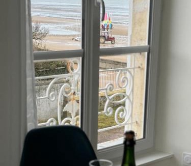 Asnelles Apartment | Waterfront Studio at Gold Beach, Sea View, Private Parking