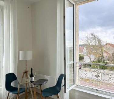 Asnelles Apartment | Waterfront Studio at Gold Beach, Sea View, Private Parking