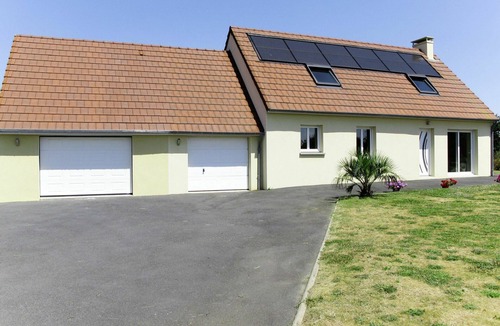 Surville House | Wonderful private villa for 6 guests with WIFI, TV, patio and pets allowed