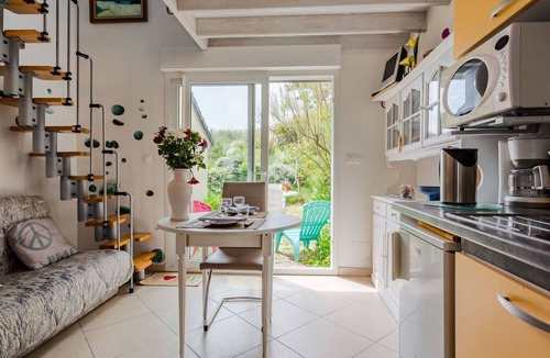Surville House | Wonderful villa for 2 guests with TV and terrace