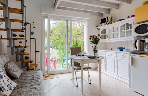 Surville House | Wonderful villa for 2 guests with TV and terrace