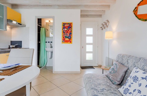 Surville House | Wonderful villa for 2 guests with TV and terrace
