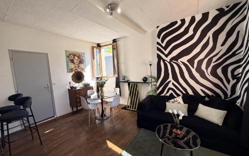 Saumur Apartment | ZEBRA CLUB Castle view and Gatsby vibe !