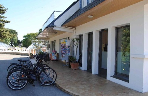 Nevez House | ZEcamping 4 étoiles 200m plage piscine couverte locatif TV LV BBQ 35m2