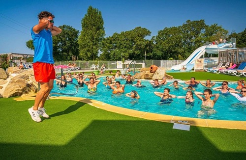 Ambon House | ZEcamping 4* animé parc aquatique chiens acceptés locatif TV 6 pers