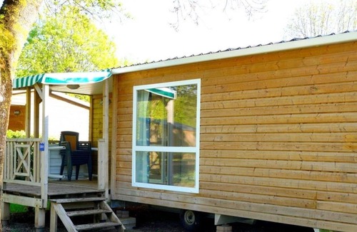 Saumur House | ZEcamping 4* animé piscine couverte pet friendly hammam mobil-home BBQ