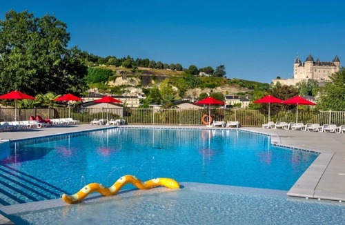 Saumur House | ZEcamping 4* animé piscine couverte pet friendly hammam mobil-home BBQ