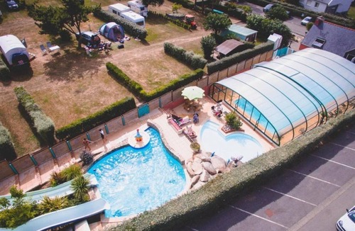 Plomodiern Ski Chalet | ZEcamping 4* familial 200m plage piscine couverte tente TV 20m2