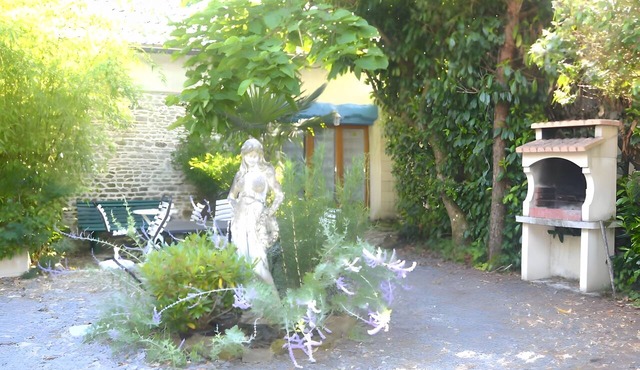 17th-Century Holiday Home 'Le Grand Saunier-Baie Mt St-Michel' with Wi-Fi and Air Conditioning