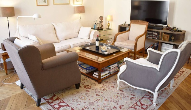 2 bedroom Parisian Luxury next to Champs-Elysées