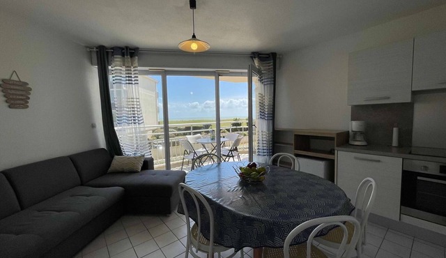 3-room apartment with balcony, pool, and parking near the sea - sleeps 6