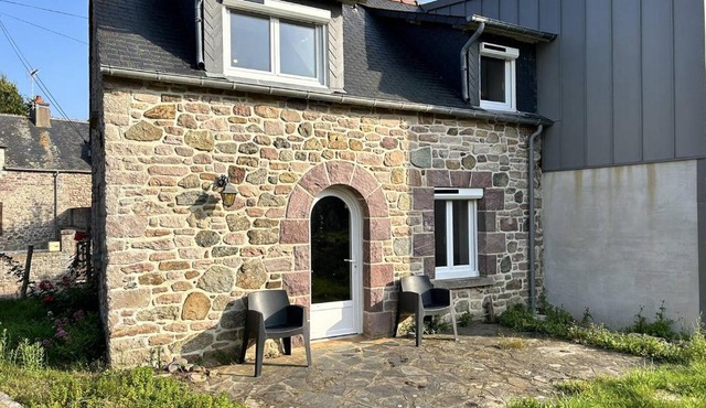 351 - Charmante maison en pierre à Plévenon.