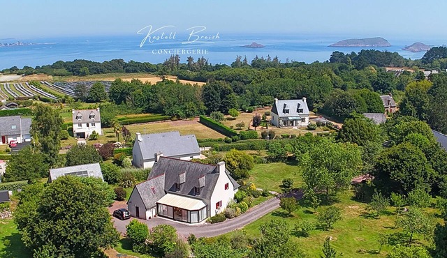 4-bedroom house with a 7,000-square-meter garden, 950 meters from the sea
