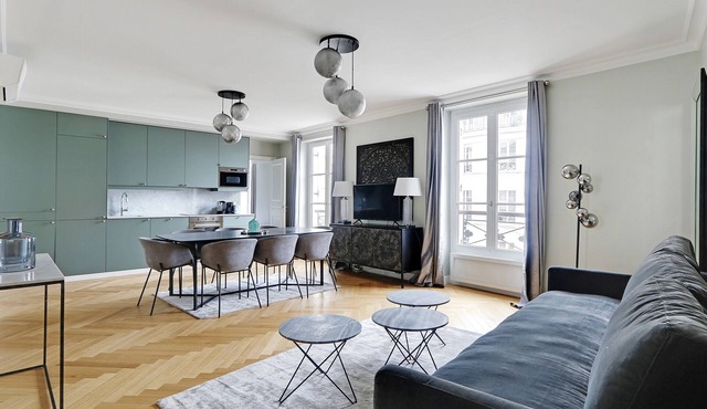 A Luxury 3-BR/3BA with A/C in Montmartre