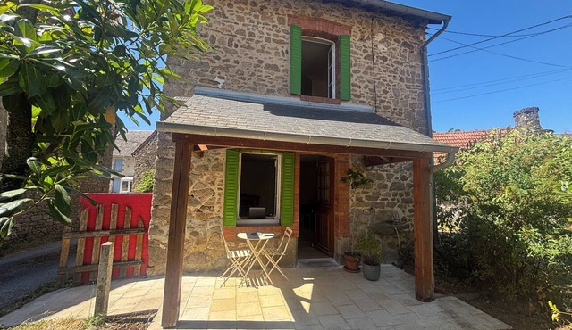 A small, fully equipped country house in Creuse. Time off and/or working from home.