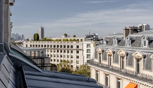 A STRIKIING & A STYLISH 6TH FLOOR CHIC PAD WITH SWEEPING VISTAS-CHAMPS ELYSEES