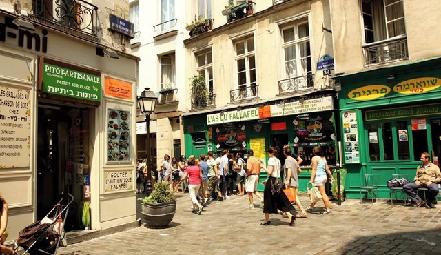 A UNIQUE, ARCHITECT-DESIGNED NESTLED IN THE VIBRANT MARAIS – RUE NOTRE DAME