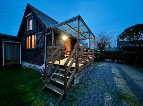 Agréable chalet dans un site protégé avec terrasse, piscine et tennis
