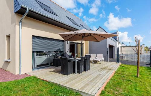 Amazing Home In Saint-Méloir-Des-Ondes With Wifi