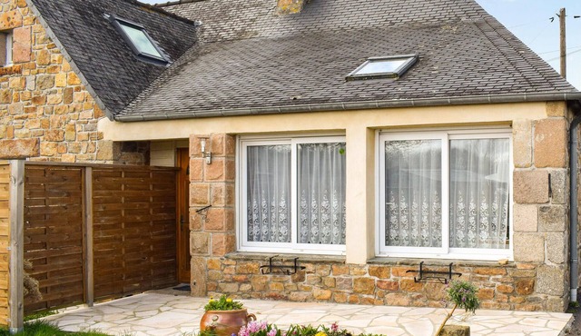 Amazing home in Quemperven with WiFi
