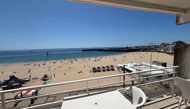 Apartment facing the large beach