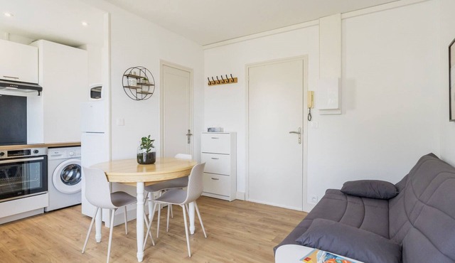Apartment in central Le Pouliguen with balcony and parking, pets welcome