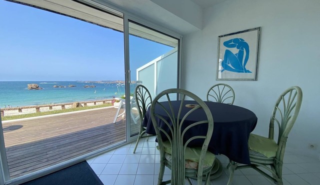Apartment SEA VIEW with terrace, beach Grève Blanche TREGASTEL