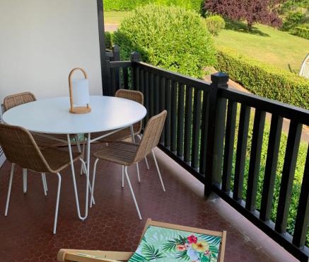 Apartment with swimming pool - near train station