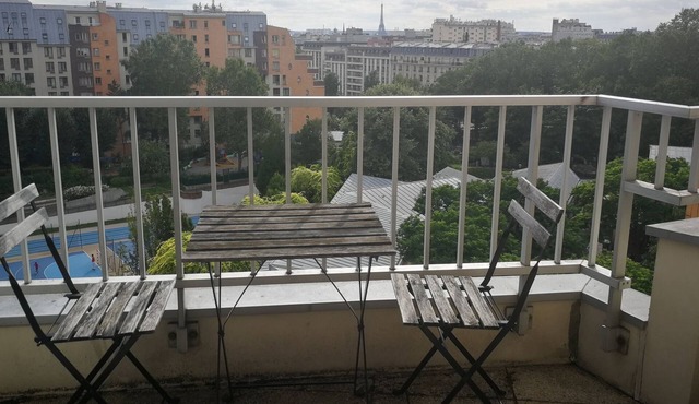 Apparently with large living room next to the canal saint Martin. view of the Eiffel Tower.