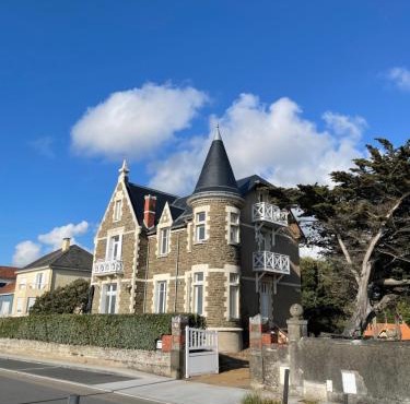 Appartement rénové dans villa d'exception face à la mer