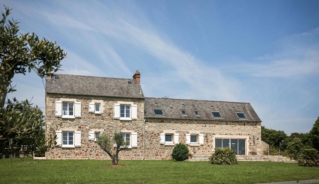Awesome home in Crasville with house sea view