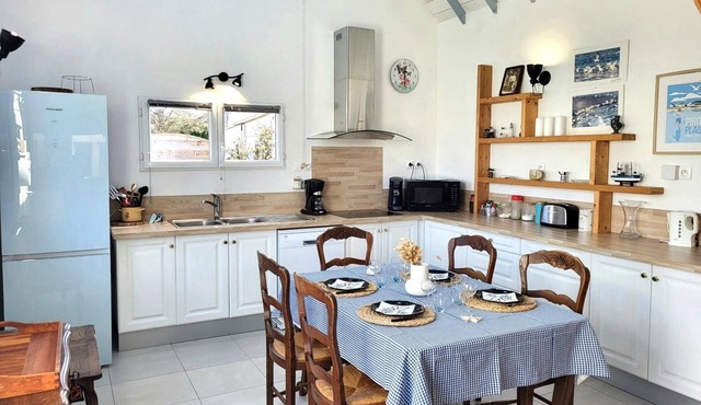 Beach House La Payade with Private Terrace, Garden and Wi-Fi in Pirou